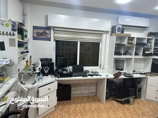  12 ديكور محل صيانة عبارة عن الواح تعليق بترينة عرض خشب وقزاز رفوف خزائن بحالة الوكالة للبيع بسعر ممتاز