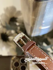  6 ساعة مايكل كورس ذهبية وجلد أصلية و مختَّمة  بحالة ممتازة  الساعة انيقة جداً Micheal Kors