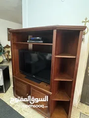  3 طاولة تلفزيون خشب ودرفتين من الاسفل ورفوف على الجوانب لون بني بحاله ممتازة للبيع