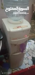  2 مبردة مياه كولدير 2 حنفيه وارد السعودية ساقع وساخن. وبه بثلاجه ميني بار لحفظ الوجابات والشك
