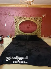  1 غرفه نوم مكونه من تخت مزوج بحاله وكومدينتين تواليت تنتين