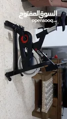  6 دارجه تمارين ثابته (spinning bike)مخصصة للتمارين الرياضية المنزلية. شبه جديده ونظيفة..