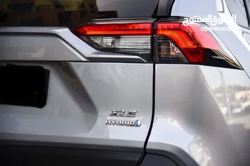  4 Toyota RAV4 XLE Hybrid 2019