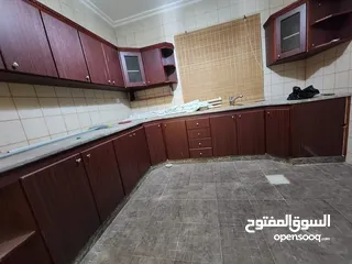  1 شقه طابقيه لها مدخلين وغرفه علي السطح