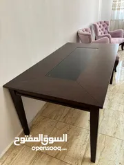  1 طاولة سفرة خشب وزجاج بحالة ممتازة – بدون كراسي – للبيع بداعي السفر