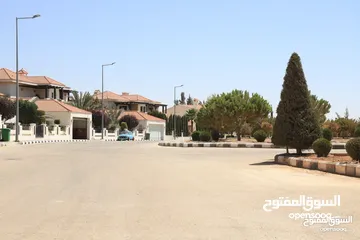  15 تملك فيلا العمر في ضاحية الأندلسية