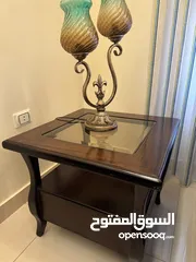  3 صالون قعدة كامل لون اخضر كامل من جميع الاتجاهات يحتوي على كنب ومفردات وطاولات وبرداي وسجادتين وطاولة