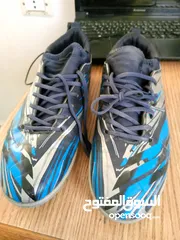  1 حذاء رياضي لكرة القدم مستعمل بحالة الوكالة