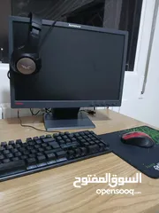 1 كمبيوتر بحالة الوكالة معه شاشة ماوس وكيبورد
