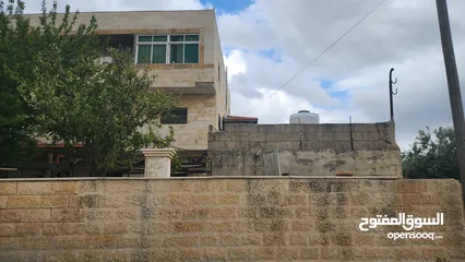  1 عماره لل: بيت مستقل مكون من ثلاث طوابق مساحة الارض 1117متر مساحة البناء ل