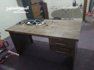  7 طاولة مكتب وكرسي مكتب مع عجلات  بحالة جيدة السعر 50 دينار  عمان الهاشمي الشمالي
