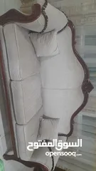  1 كنب خشبي زان للبيع مع طاوله وطرابيزتين صغار  بسعر ممتاز