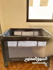  14 سرير اطفال عدة مستويات ( بجانب سرير الام ) يمكن تغيره حسب العمر ويمكن فتحه وضبه وتخزينه لا يأخذ حيز