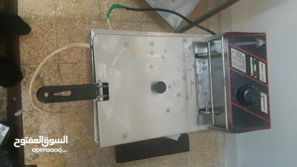  3 بالمري كهرباء ثلاثة جاطات و طاولة عرض وتحضيرستيل وجرل وتست غاز مع طاولة ستيل ومقلة بطاطا كهرباء
