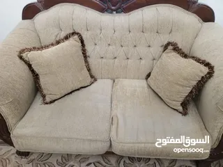  5 طقم كنب مستعمل بحاجة قشاطات وخياطة القماش وتنظيف  للبيع بسعر مناسب