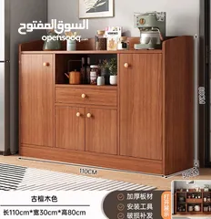  8 خزانة عملية مع مقابض خشبية بسيطة وأنيقة  تصميمها يجمع بين المساحات المغلقة والرفوف المفتوحة