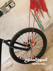  4 بسكليت جنط 20 عليها جنزير سدر
