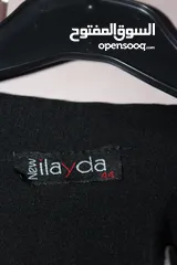  4 فستان نسائي قصير بقصة واسعة على الخصر، بلون أسود سادة، ومطرز بالورود