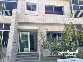  14 منزل رائع في الشميساني للايجار طابق ارضي في عمارة من طابقين بمدخل وكراج خاص وساحات خاصة