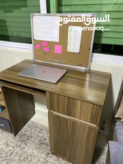 1 مكتب خشب بحالة ممتازة جدا