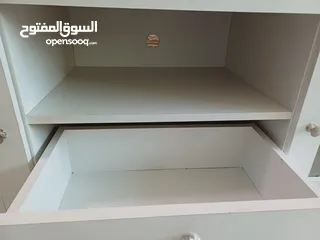  2 طاولة تلفزيون حالتها ممتازه جدا