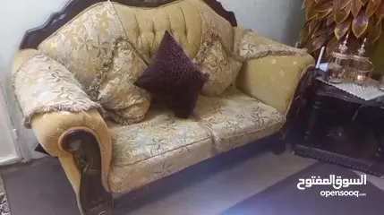  7 طقم جلوس مصري 7مقاعد طاولات وسط 1 كبير 2 صغار نظيف بحالة الوكالة ولا اي ضرر خشب إسفنج قماش نظيف جدا