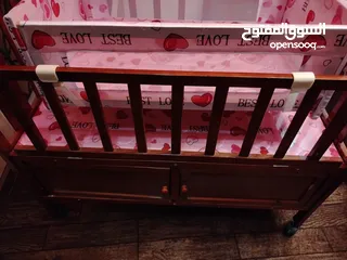  5 تخت بيبي عدد 2 ازرق و زهري اندونيسي مع الهزاز للتواصل