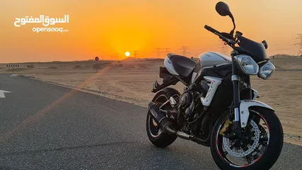  4 Triumph Street Triple R 675cc