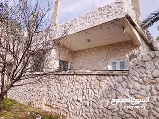  2 بيت للبيع في الحصن "قوشان مستقل" على مساحة ارض 908 م2 قرب شارع اربد عمان الرئيسي وصيدلية الشتاء