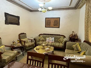  1 غرفة جلوس كامله مع طاولة سفرة بوضع ممتاز للبيع بسعر مغري