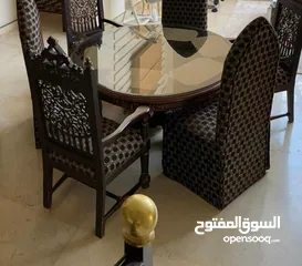  1 طاولة طعام و معها كراسي