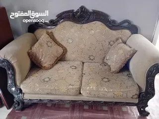  2 طقم كنب بحالة ممتازة للبيع سبعة مقاعد