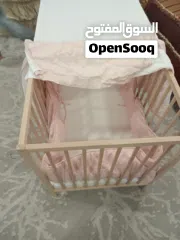  1 سرير طفل شبهه جديد مع مترس  قمة في النظافة   يوجد لون وردي واخر كحلي  قمة النظافة