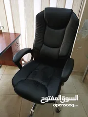  1 كرسي مكتبي بحالة جيدة