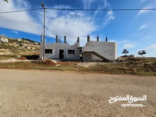  11 قطعة ارض مع بيت للبيع