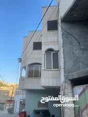  11 منزل اربع طبقا للبيع برقين الشارع الرئيسي