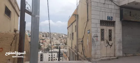  4 عمارة  تتكون من اربع طوابق كل طابق يحتوي ع شقة مع مخزنين تجاريين ع الشارع