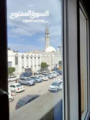  9  شقه للبيع بالدور الاول في شارع المسيره الكبري أمام مسجد أبو منجل متفر