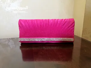  4 للبيع اي شنطة او كلتش بدينار واحد فقط