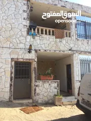  19 بيت طابقين ومخازن بابين في إربد قرية حبكا