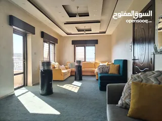  1 شقة واسعة للبيع – 131 متر مربع، 3 غرف نوم، بلكونة بإطلالة جميلة، موقف خاص، وموقع مميز