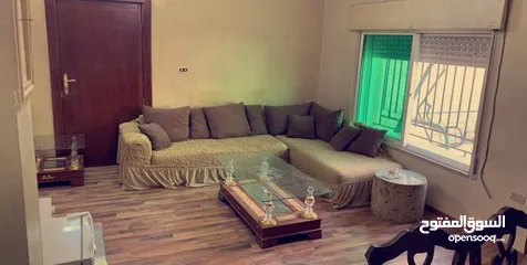  1 شقة ارضية مع ترس كبير مفروشة بجبل الحسين للإيجار
