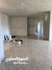  5 شقه جاهزه طابق ثالث