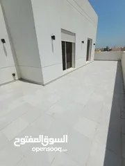  5 للإيجار في أبو فطيرة شقة مع رووف كبير من بناية زاوية تشطيب سوبر ديلوكس