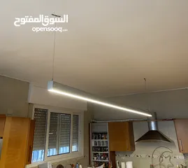  1 ثريا  طولية متدلية  LED  بطول 3  متر   شبه جديد ومجهزة بتوصيلات تعتيم Dimming