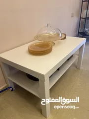  1 طاولة ايكيا لون ابيض بحالة ممتازة للبيع