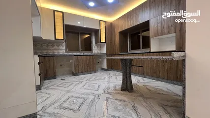  11 شقه طابقيه اربع غرف نوم الزرقاءالجديده شارع الونك  خلف فندق الجوابره مع مطبخ للبيع