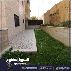  3 شقة للبيع في سردا مع ساحة خارجية بالقرب من قصر الضيافة