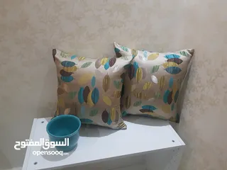 2 كوشنز كنب ووجه مخدات ومفارش للطاولات