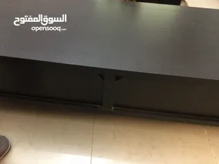  2 طاولة تلفاز عرضها متر و 20 سانتي نضيفه و ما فيها اي كسر صنع سعودي